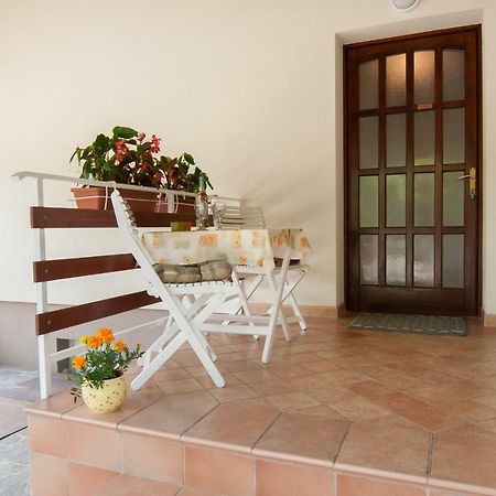 Studio And Apartment Nadia With Garden Πόρετς Εξωτερικό φωτογραφία