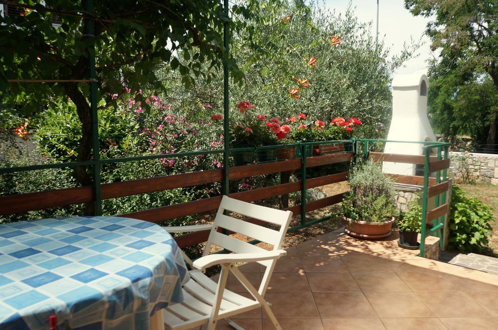 Studio And Apartment Nadia With Garden Πόρετς Δωμάτιο φωτογραφία