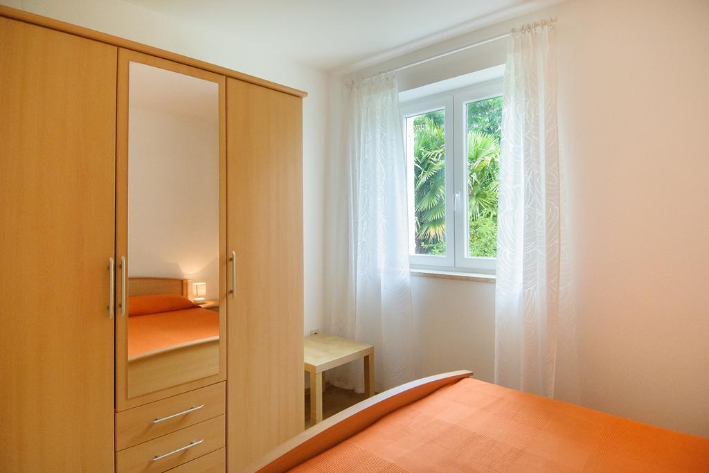 Studio And Apartment Nadia With Garden Πόρετς Εξωτερικό φωτογραφία