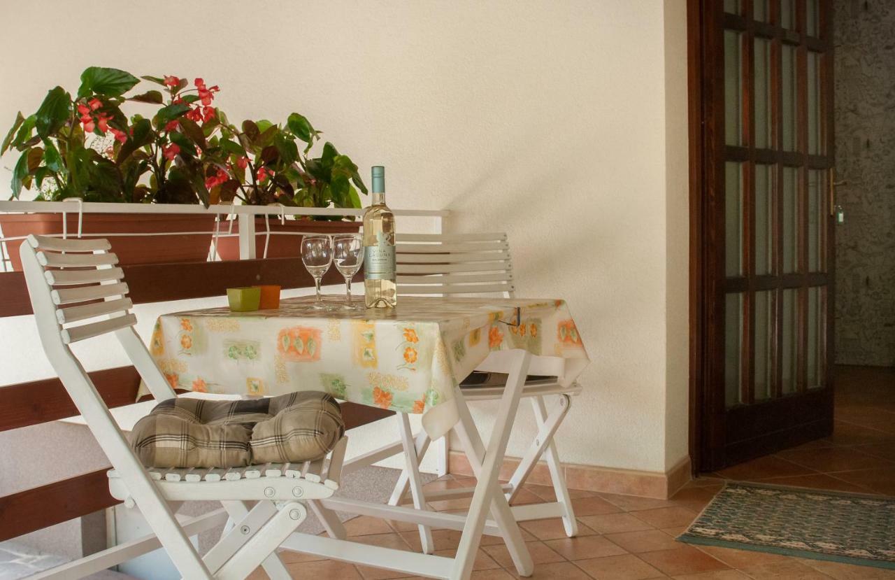 Studio And Apartment Nadia With Garden Πόρετς Εξωτερικό φωτογραφία