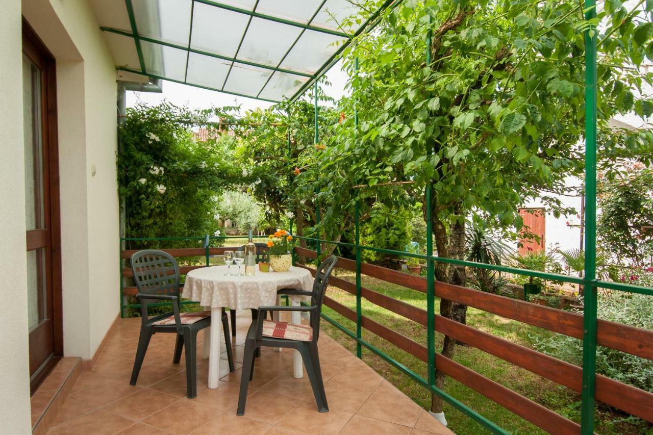Studio And Apartment Nadia With Garden Πόρετς Εξωτερικό φωτογραφία